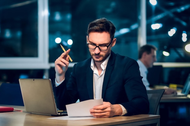 Retrato de empresário trabalhando no escritório