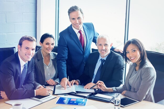 Retrato de empresários interagindo na sala de conferências durante reunião no escritório