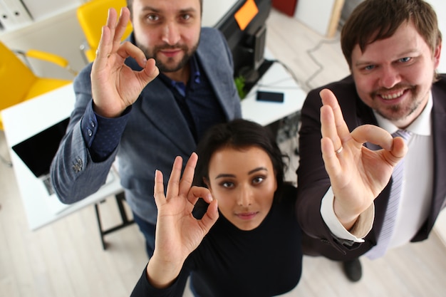 Foto retrato de empresários jovens alegres no escritório