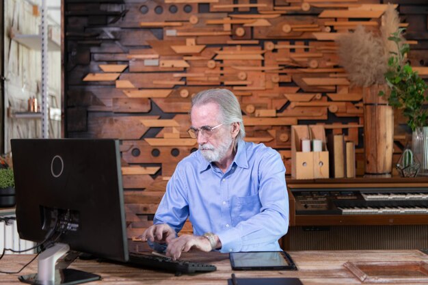 Retrato de empresários seniores profissionais trabalhando em desktop em uma sala de escritório moderna