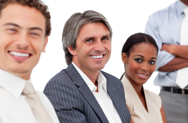Retrato de empresários sorridentes em uma reunião