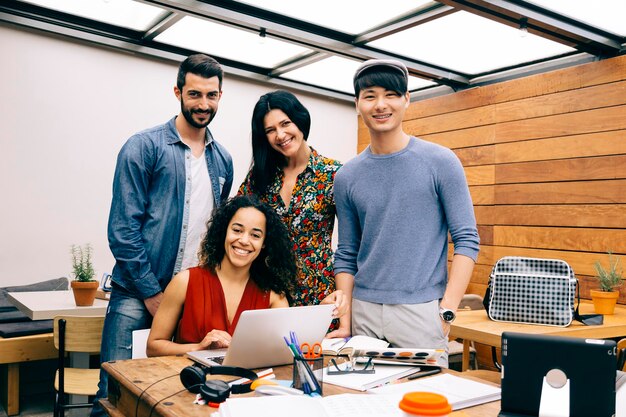 Retrato de empresários sorridentes no escritório