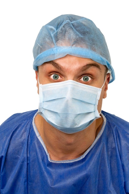 Foto retrato de enfermeira chocada usando máscara contra fundo branco