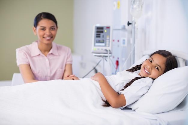 Foto retrato de enfermeira conversando com uma paciente do sexo feminino
