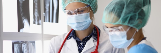Retrato de enfermeira e médico profissional segurando tela de raio x com resultados de pacientes