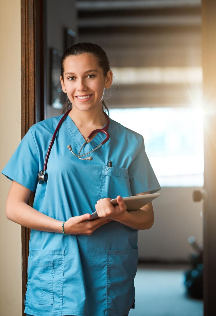 Foto retrato de enfermeira e mulher feliz com tablet em casa para pesquisa de telessaúde e cuidados de saúde em casa cuidador médico facial e médico em tecnologia digital para serviços de enfermagem e medicina na itália