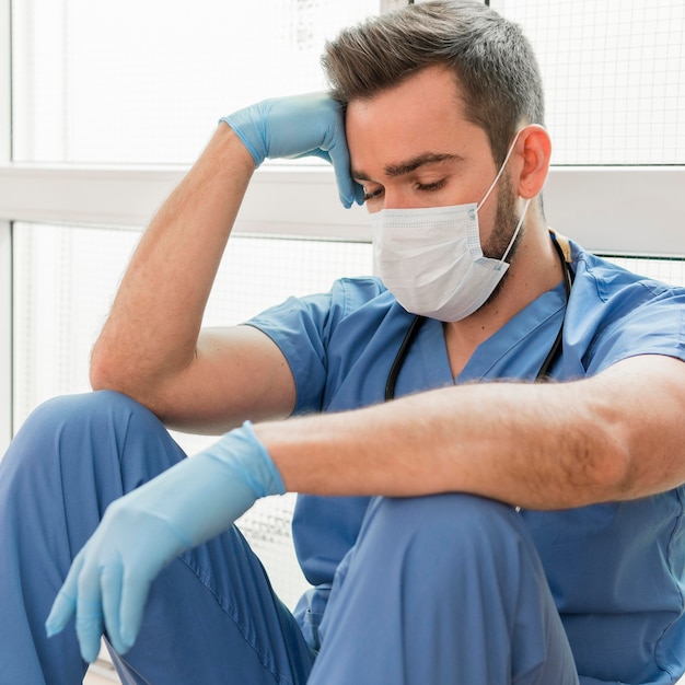 Foto retrato de enfermeiro usando máscara médica