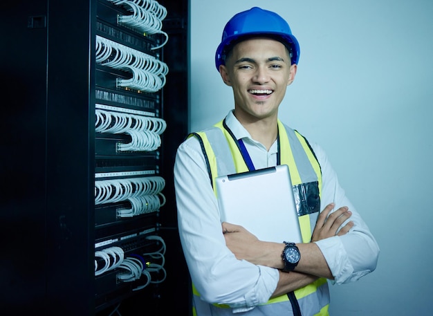 Retrato de engenharia e homem com tablet na sala de servidores para código de programação de manutenção de rede ou cabos elétricos Feliz técnico de TI com tecnologia digital no data center para backup de banco de dados