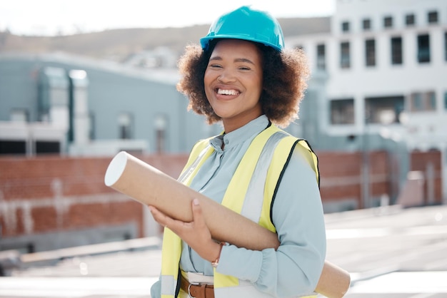 Foto retrato de engenheira solar e mulher na cidade no telhado para uma carreira em energia renovável rosto de arquiteto e empreiteiro desenvolvedor confiante sorriso e trabalhador feliz na áfrica do sul com plano ao ar livre