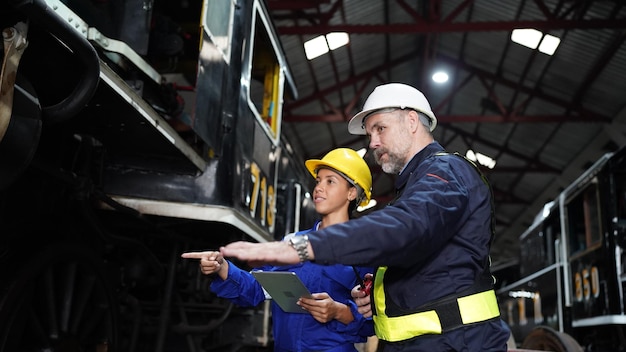 Retrato de engenheiro e aprendiz na oficina da fábrica de instalações de engenharia ferroviária