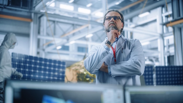 Foto retrato de engenheiro masculino maduro confiante e focado pensando trabalhando na instalação de fabricação de satélites aeroespaciais os melhores cientistas do mundo fazendo pesquisa científica e tecnológica no programa espacial