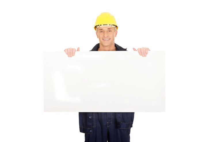 Foto retrato de engenheiro segurando um cartaz em branco contra um fundo branco