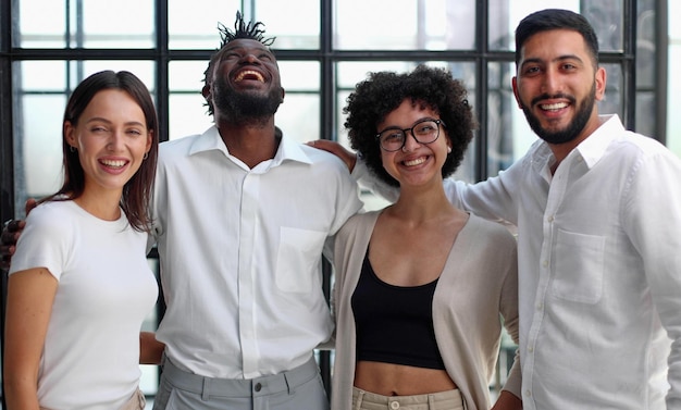 Retrato de equipe de grupo de funcionários e líderes de negócios profissionais sorridentes