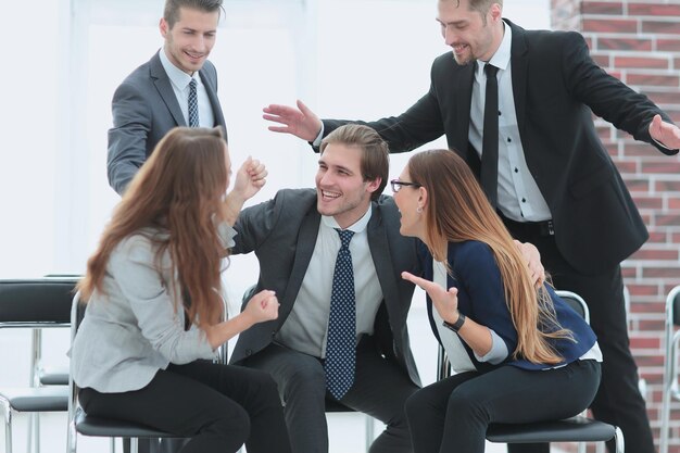 Retrato de equipe de negócios alegre sorridente feliz no escritório