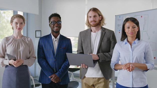 Retrato de equipe de negócios internacionais diversificada e bem-sucedida posando no escritório