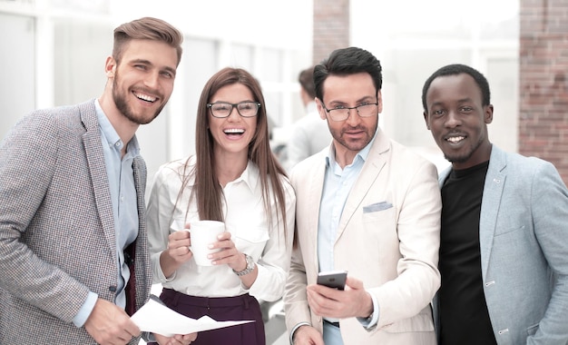 Foto retrato de equipe de negócios sorridentes