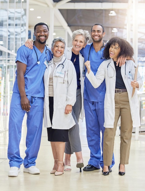 Foto retrato de equipe vencedora e médicos ou enfermeiros na liderança de serviços de saúde e trabalho em equipe com diversidade hospitalar mentor de médicos profissionais e sucesso de grupo de estágio e objetivos clínicos