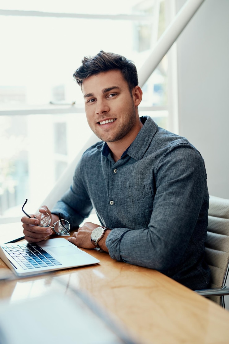 Foto retrato de escritório e empresário com laptop para leitura e digitação on-line para ângulo de artigo para publicação computador de espaço de trabalho e jornalista masculino com digital para pesquisa ou revisão de copywriting