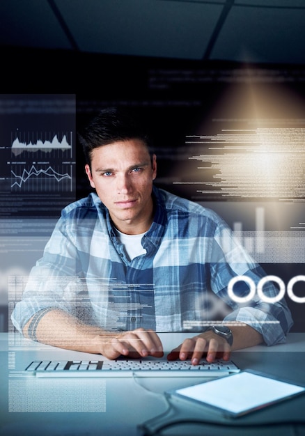 Retrato de escritório escuro e homem com sobreposição de programação para análise de dados on-line ou cibersegurança em negociação de criptografia Software holograma ou desenvolvedor web com métricas tela virtual ou sistema de rede