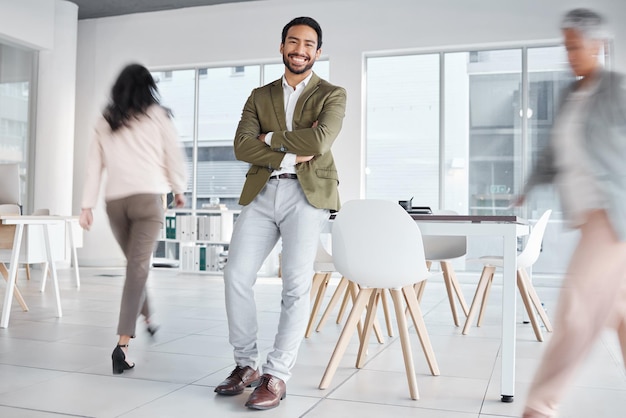 Retrato de escritório ocupado e homem orgulhoso com gerenciamento de funcionários de liderança empresarial e confiança no espaço de trabalho Gerente de trabalhador profissional feliz ou braços asiáticos cruzados no trabalho de inicialização ou carreira