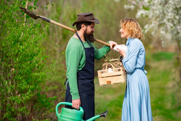 Retrato de esposa e marido enquanto trabalhava no jardim de duas pessoas fazendo jardinagem no jardim do quintal