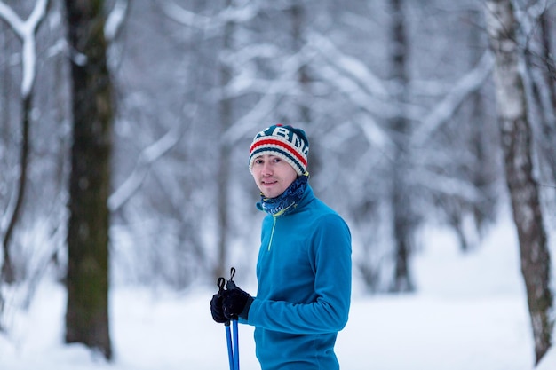 Retrato de esquiador masculino na floresta no inverno