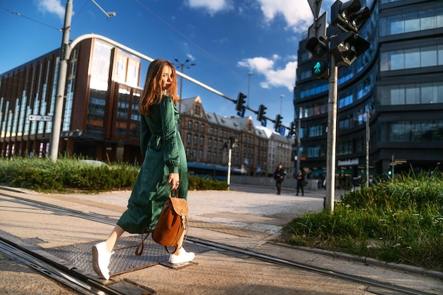 Foto retrato de estilo de rua de moda urbana de linda jovem morena de vestido verde.