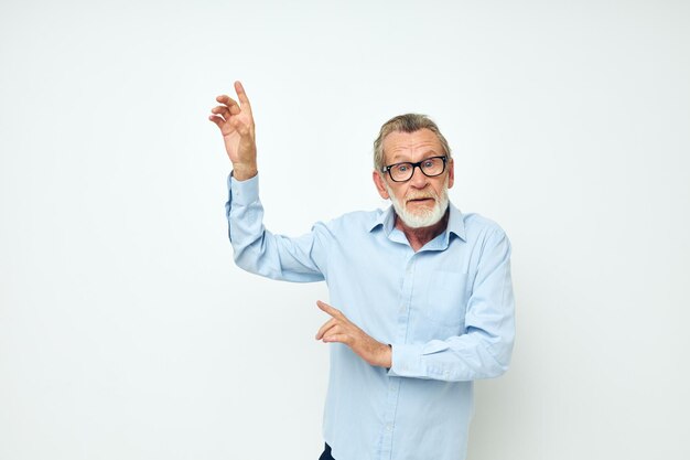 Retrato de estilo de vida de homem idoso posando fundo isolado de gesto de mão