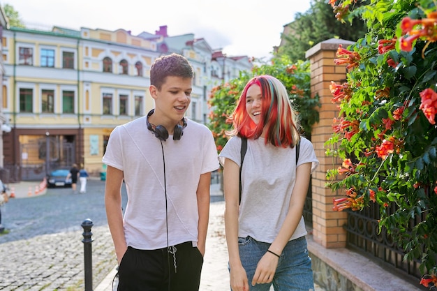 Retrato de estilo de vida de jovens adolescentes de sorrir feliz adolescente e menina