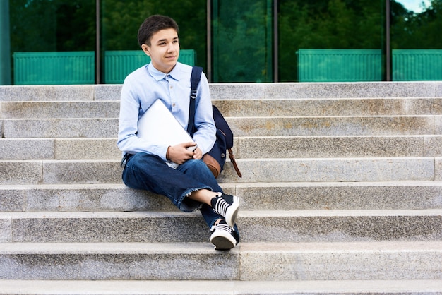 Foto retrato de estudante adolescente