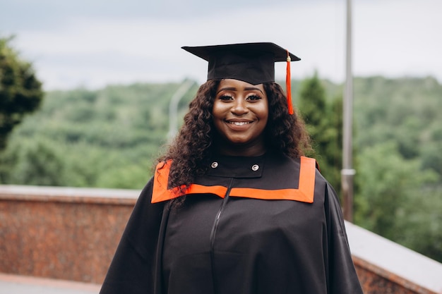 Retrato de estudante africana no dia da formatura