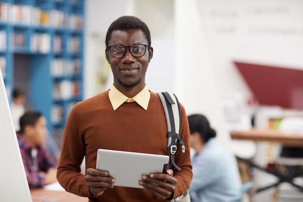 Retrato de estudante afro-americano inteligente