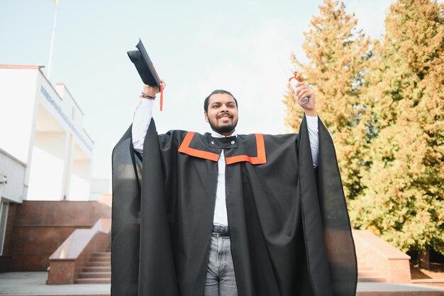 Retrato de estudante de graduação indiano