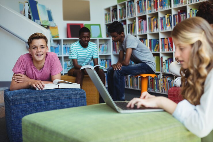 Foto retrato de estudante feliz estudando na biblioteca