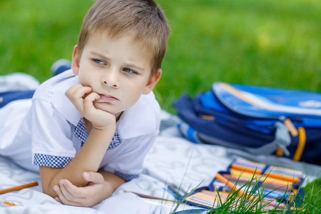 Retrato de estudante feliz indo para a escola pela primeira vez