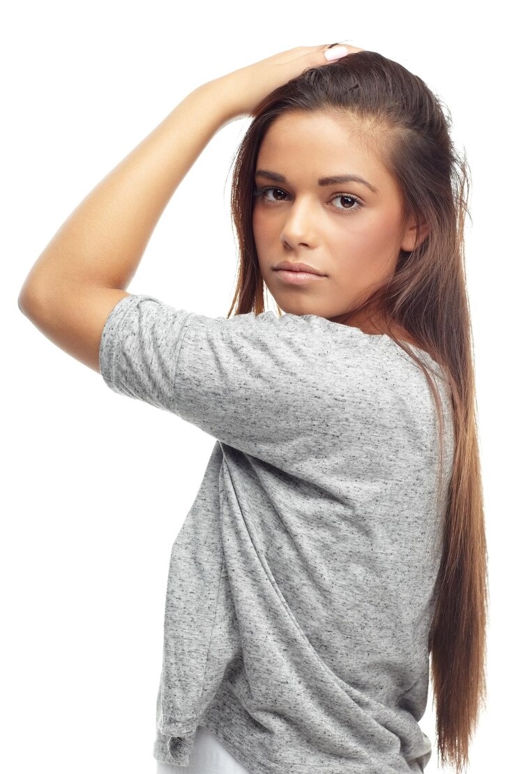 Foto retrato de estudante feminina e moda em estúdio confiança e estilo em fundo branco modelo de menina espanhola e gen z ou aprendiz roupas à moda e de moda e estéticas ou contemporâneas