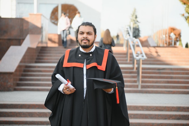 Retrato de estudante indiano bem sucedido em vestido de formatura