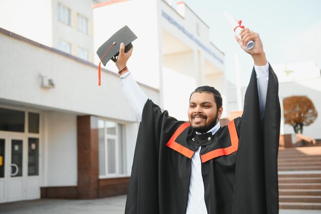 Retrato de estudante indiano bem sucedido em vestido de formatura