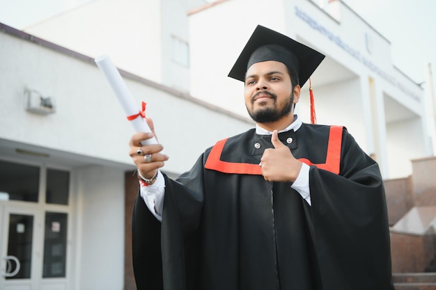 Retrato de estudante indiano bem sucedido em vestido de formatura