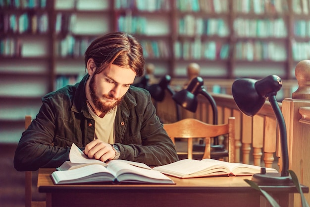 Retrato de estudante na biblioteca