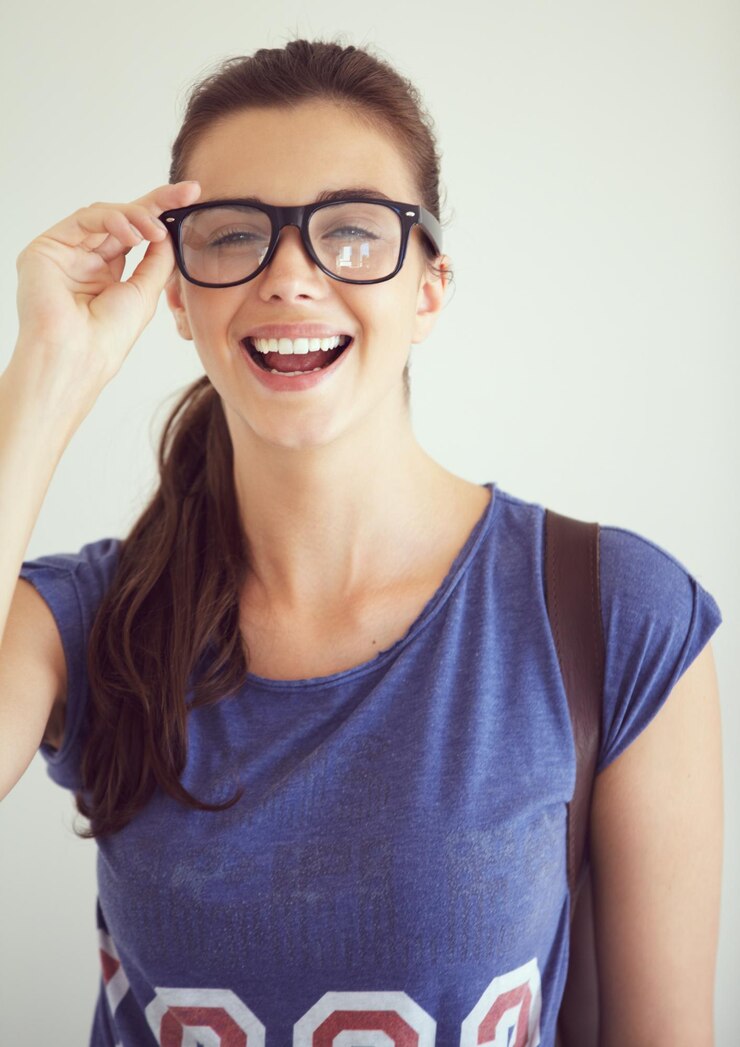 Foto retrato de estudante ou mulher com óculos engraçado ou felicidade em fundo branco de estúdio sorriso de menina ou pessoa com óculos universitários ou roupa casual com visão clara mockup espaço ou receita