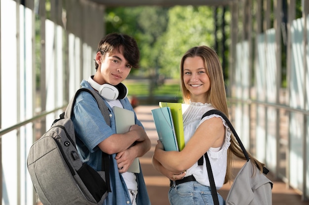 Retrato de estudantes adolescentes em um salão