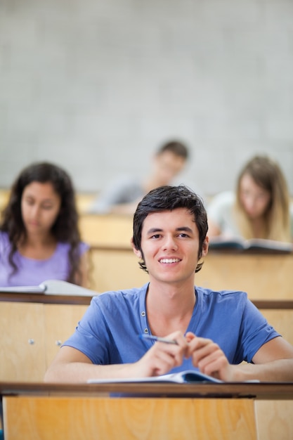 Retrato de estudantes focados durante uma palestra