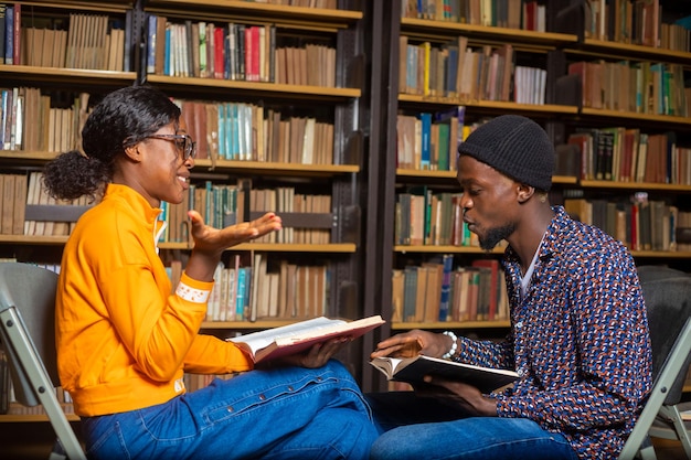 Retrato de estudantes sorridentes no trabalho em uma biblioteca