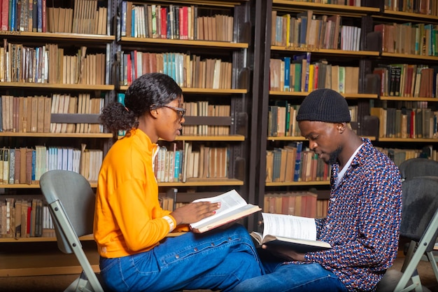 Retrato de estudantes sorridentes no trabalho em uma biblioteca