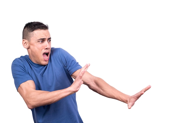 Retrato de estúdio com fundo branco de um homem com a boca aberta enquanto gesticula para se afastar