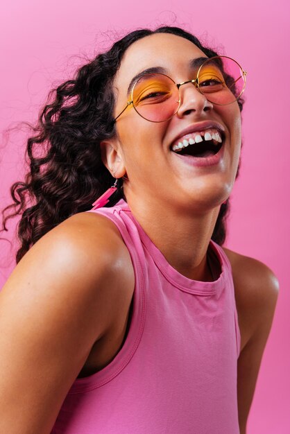 Foto retrato de estúdio criativo de uma linda mulher hispânica com diastema