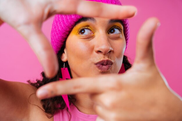 Retrato de estúdio criativo de uma linda mulher hispânica com diastema