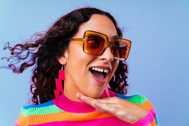 Foto retrato de estúdio criativo de uma linda mulher hispânica com diastema