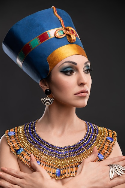 Foto retrato de estúdio da antiga mulher egípcia em uma coroa, rainha cleópatra